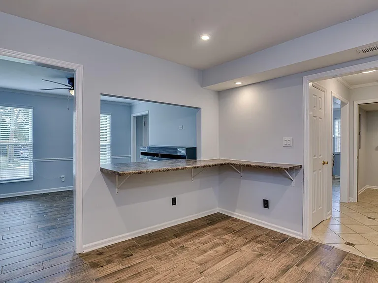 2211 Pleasant Dr — Photo 14