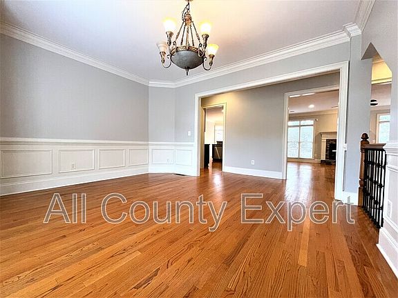 4th image of 895 Lenox Ct NE