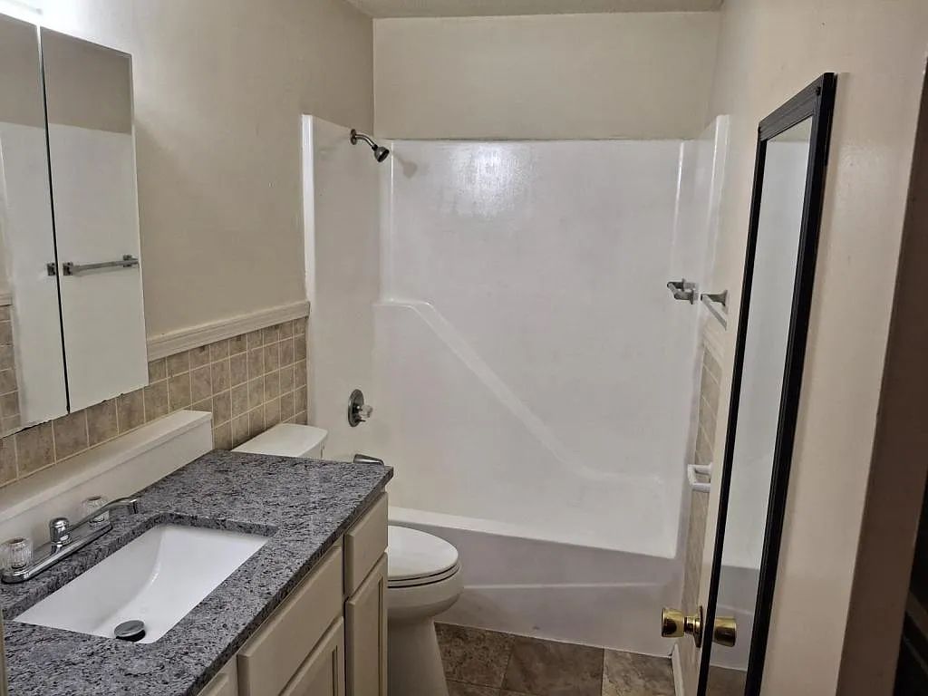 226 Stevan Apt F Carmi IL 62821 — Photo 1