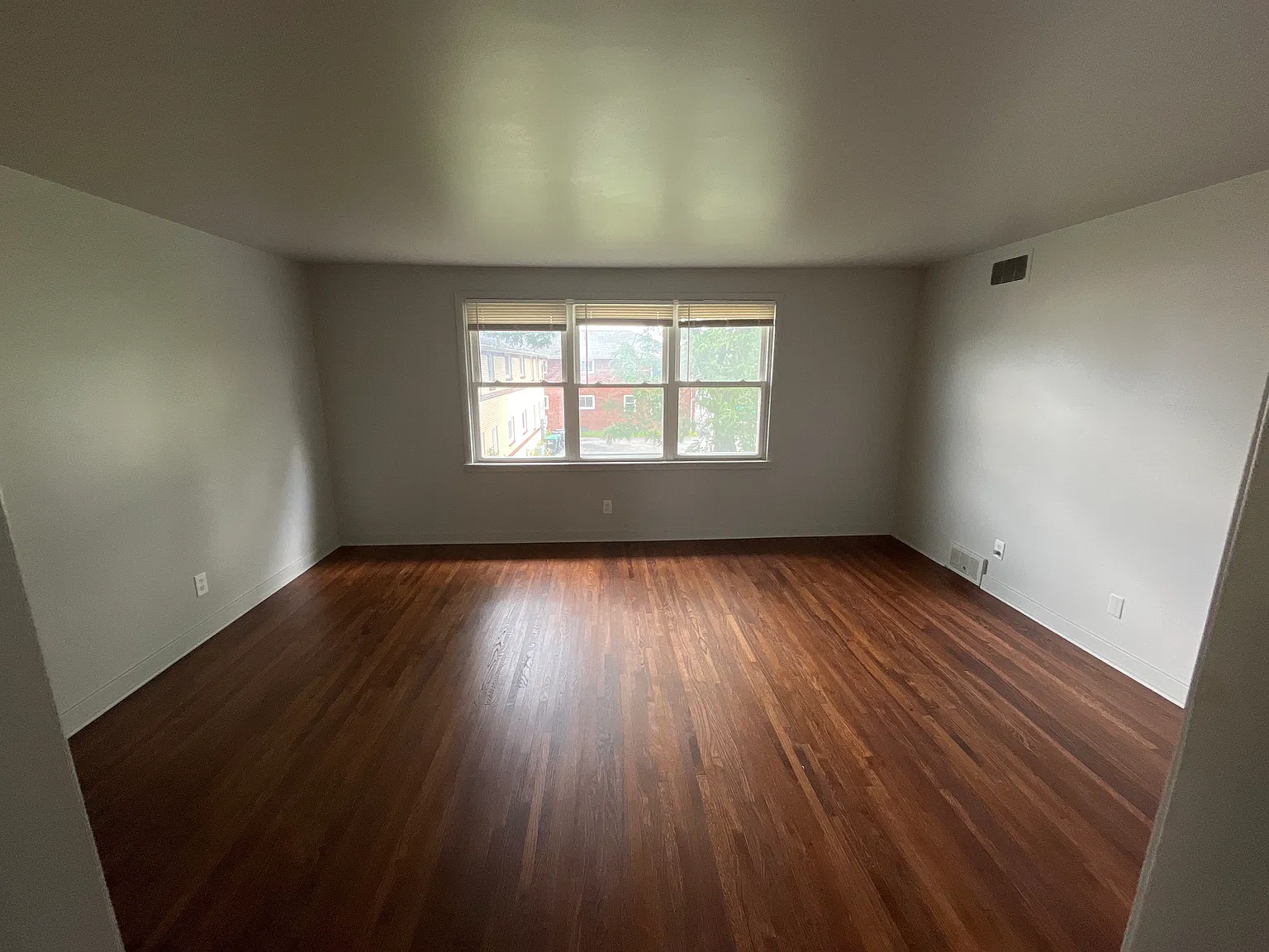 2728 Sheridan Dr — Photo 3