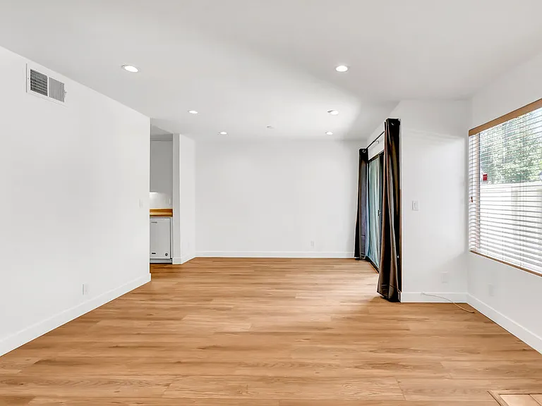 22135 Burbank Blvd #4 — Photo 8