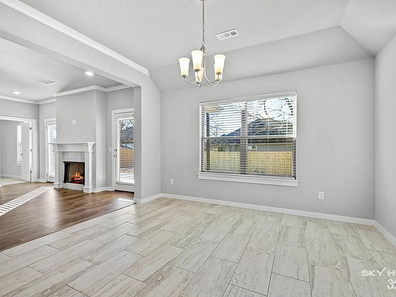 3rd image of 818 Cooper Dr