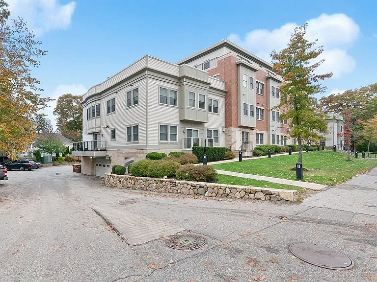 321 Hammond Pond Pkwy #106 — Photo 5