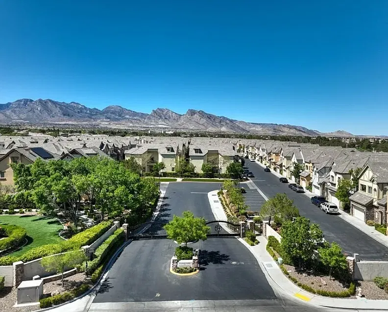 3 bed, 2.5 bath, 2535 sqft, $2,200 — Photo 2