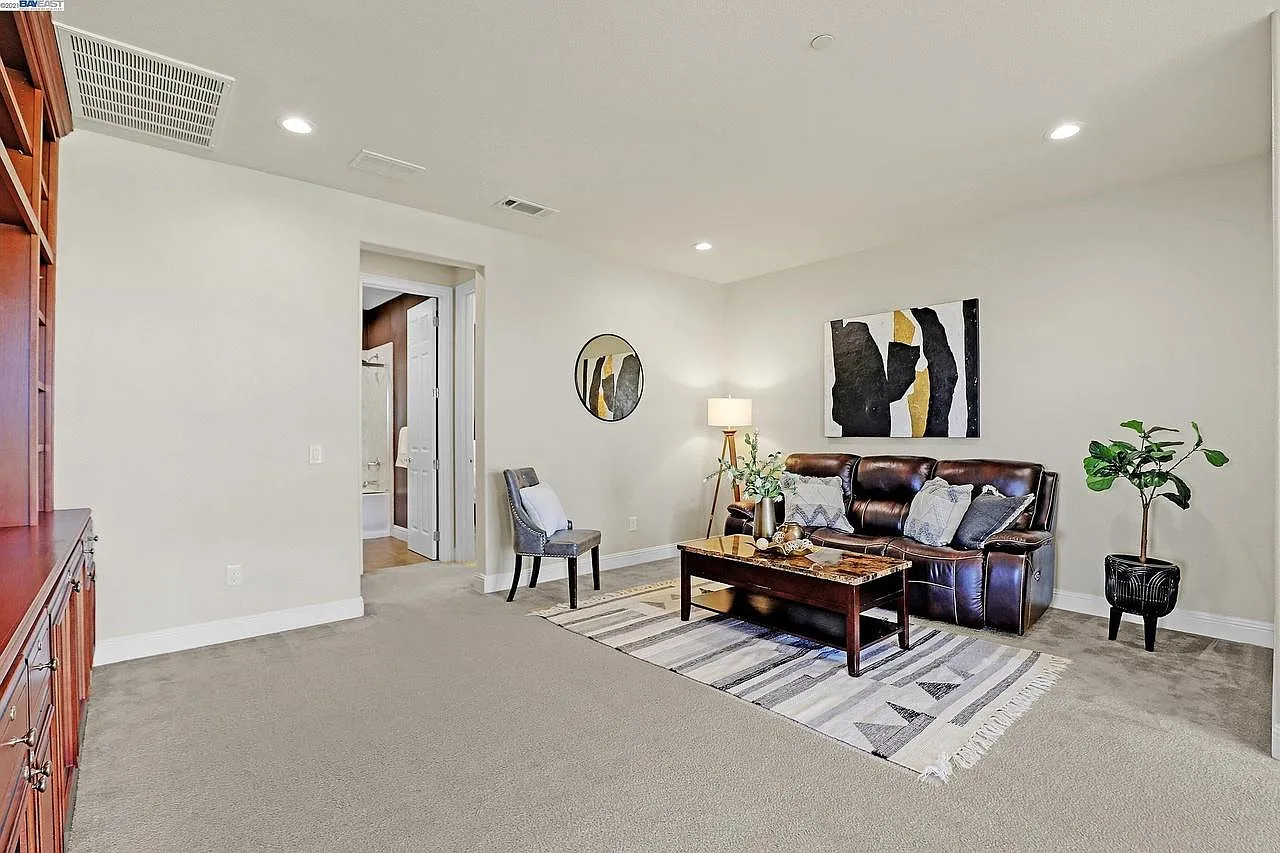 4 bed, 3376 sqft, $7,800 — Photo 2