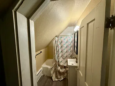 Upper - 2 bed - 1 bath - $900.00 — Photo 4