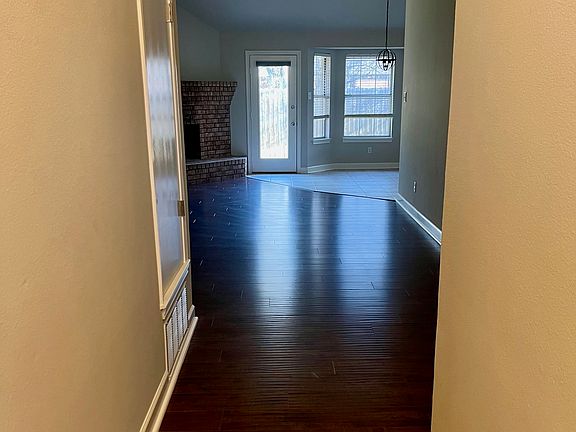 3rd image of 431 Pebblecreek Dr