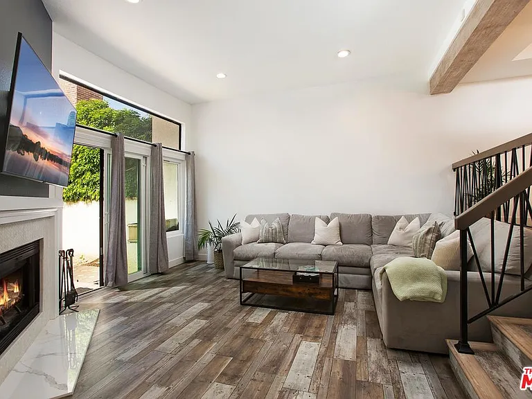 18755 Hatteras St #16 — Photo 4
