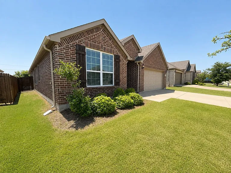 2816 Redbud Ln — Photo 2