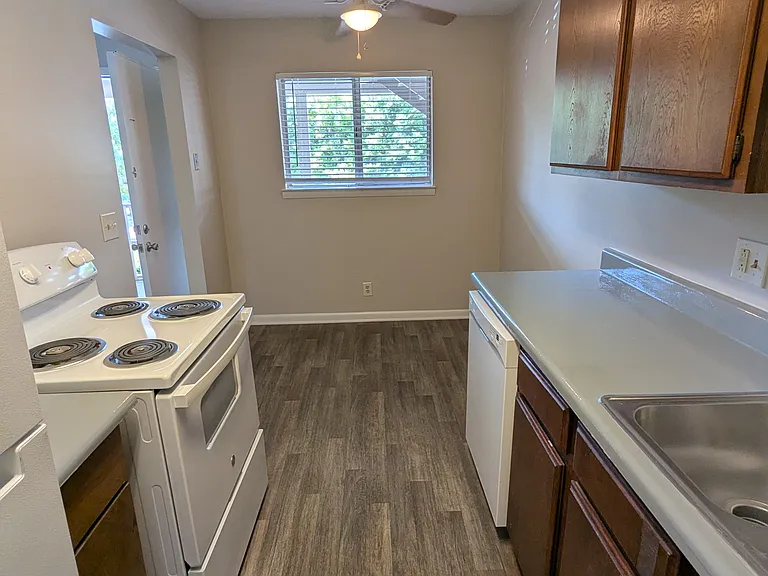 East Lake Apartments — Photo 23