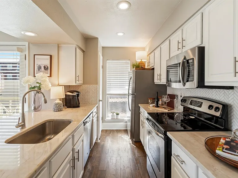 5916 Sandhurst Ln #225 — Photo 9