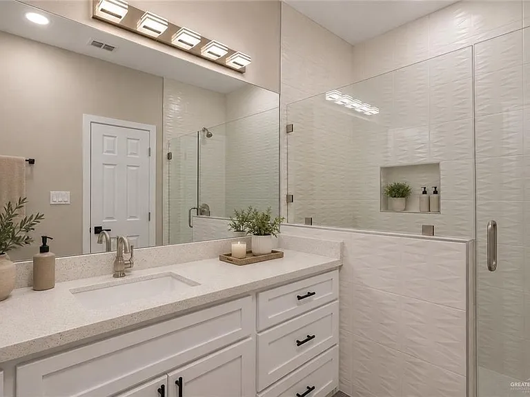 701 N Emerald Ave #2 — Photo 6