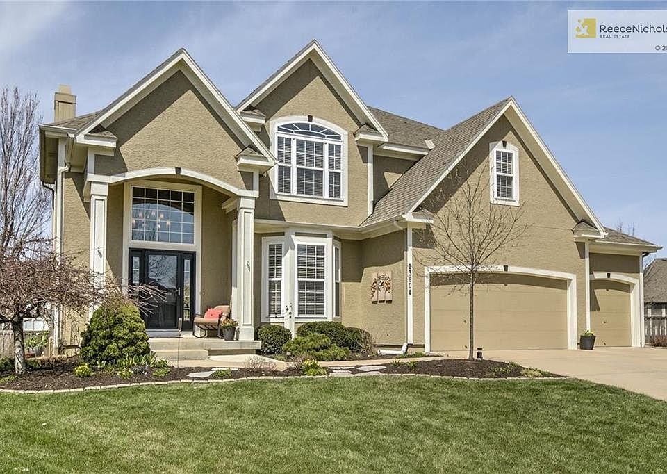 Fabulous in Forest Glen by the Lake!  Large Home on GREAT Lot!