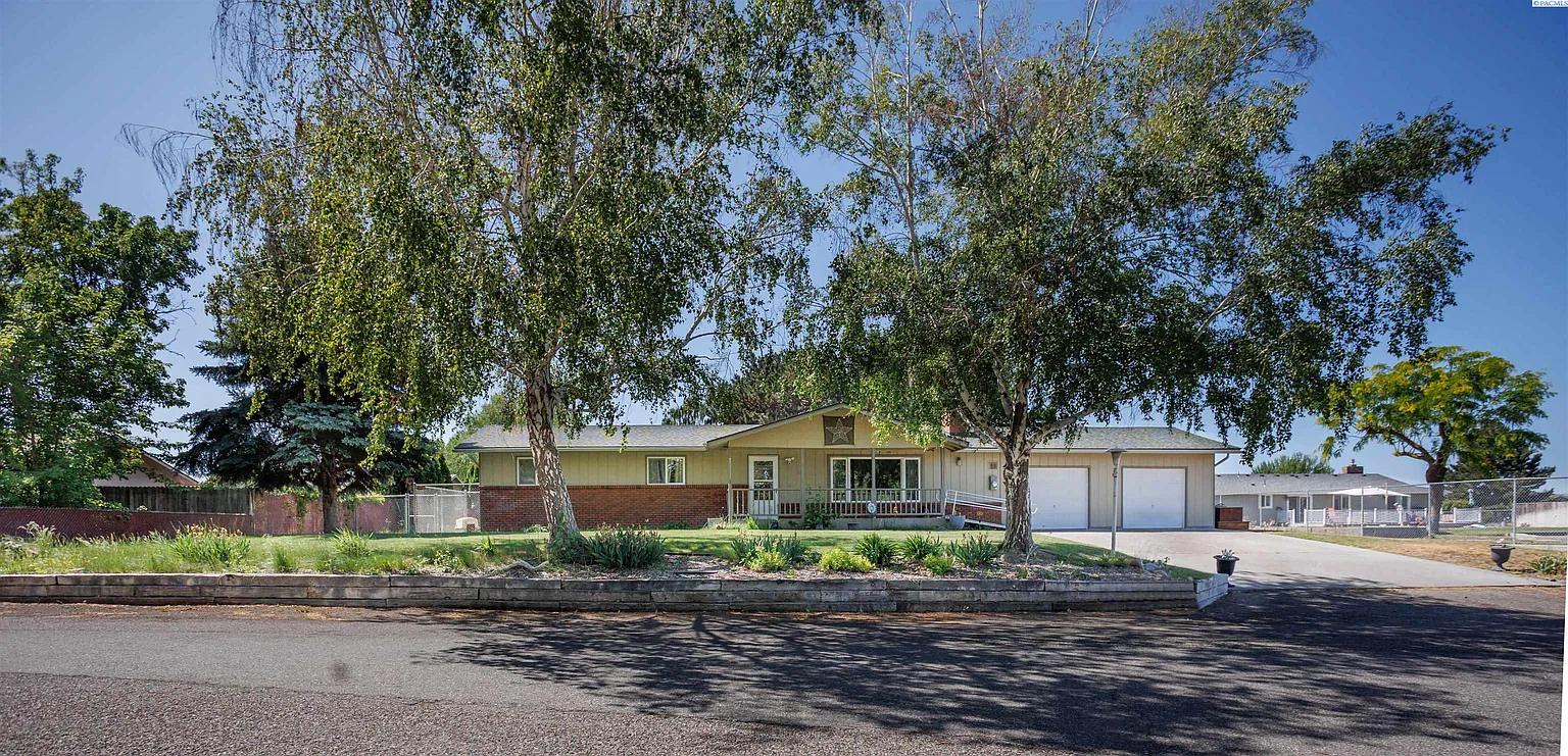 8418 W Clara St photo 1