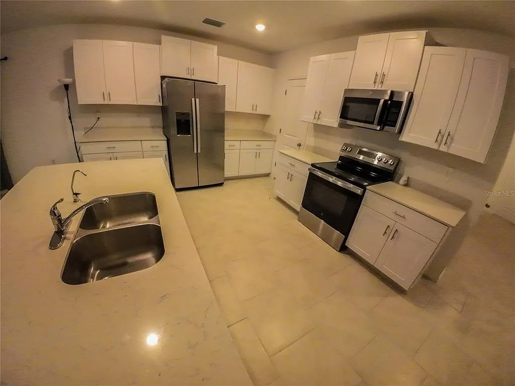 5 bed, 2.5 bath, 2959 sqft, $2,600 — Photo 3