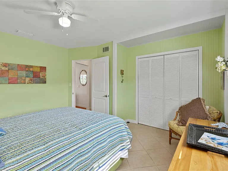 7860 Holiday Dr — Photo 15