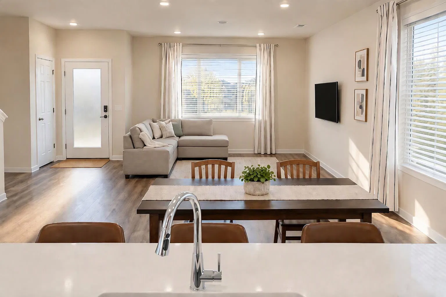 3 bed, 1877 sqft, $2,995 — Photo 3