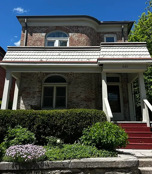 1626 Summit St — Photo 1