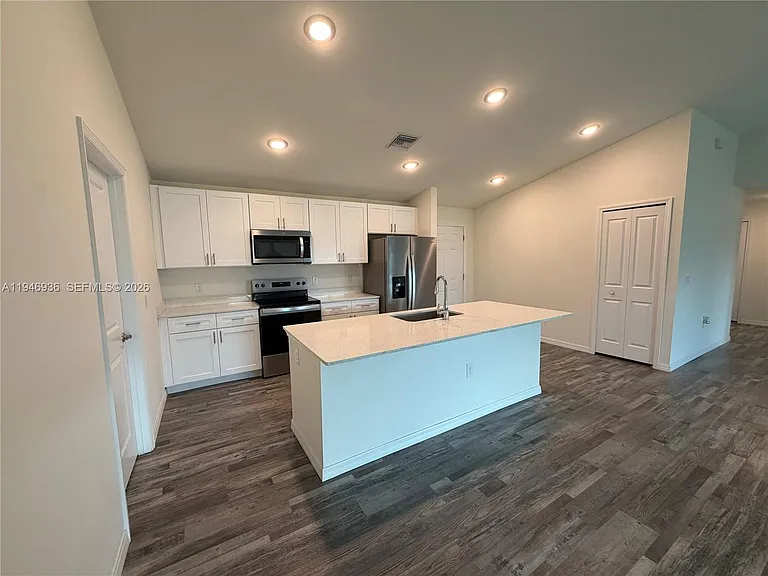 3223 NE 14th Ave — Photo 3
