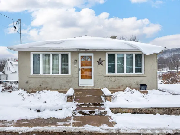 319 E Catlin St, Elizabeth, IL 61028