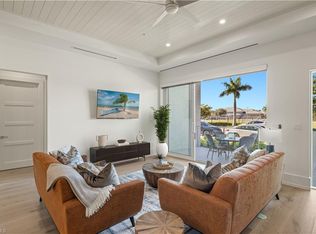 201 8th St #104, Naples, FL 34102