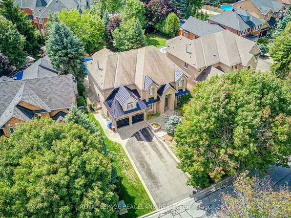 709 Highland Blade Rd, Newmarket, ON L3X 1P3