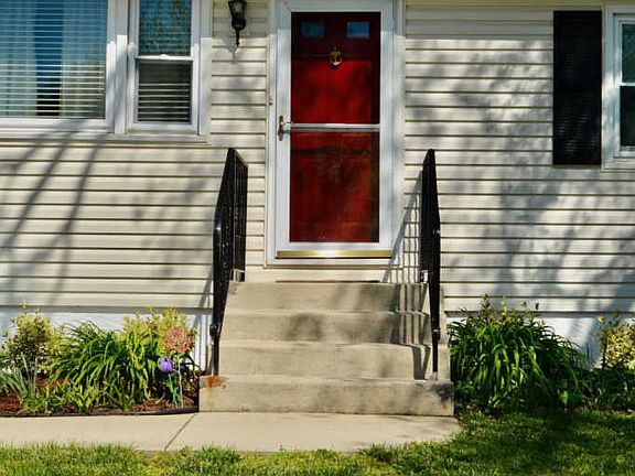 3rd image of 622 Longwood Ave