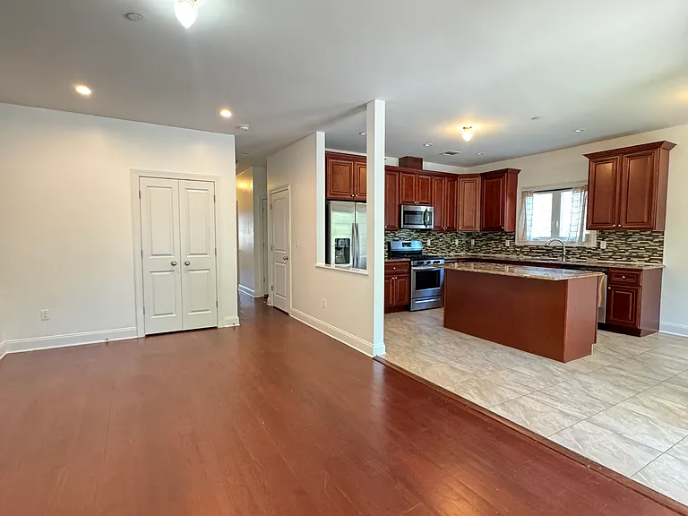 441 Deisius St #1R — Photo 10