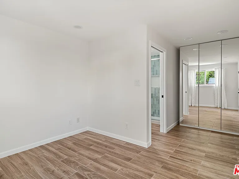 845 1/2 N Kilkea Dr — Photo 8