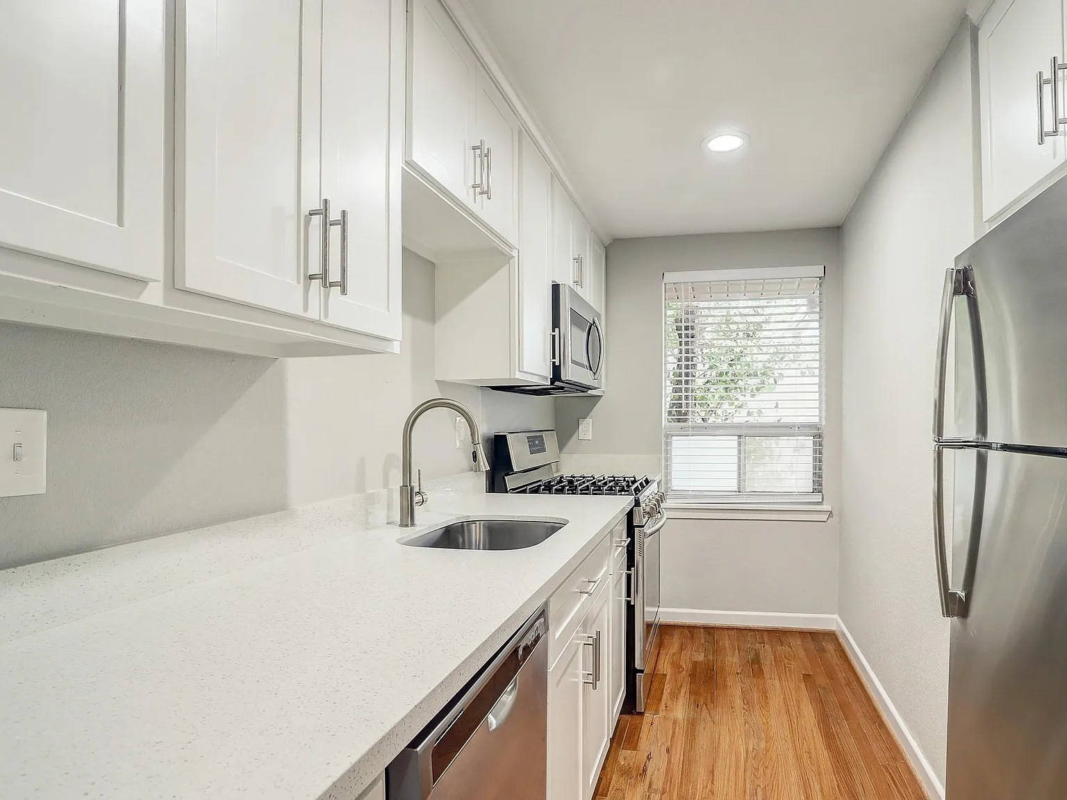 1 bed, 1.0 bath, 600 sqft, $1,195 — Photo 2