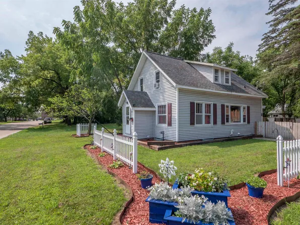 131 Pine St, Waupaca, WI 54981