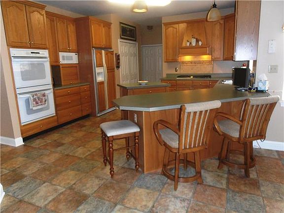 Kitvhen W/Breakfast Island