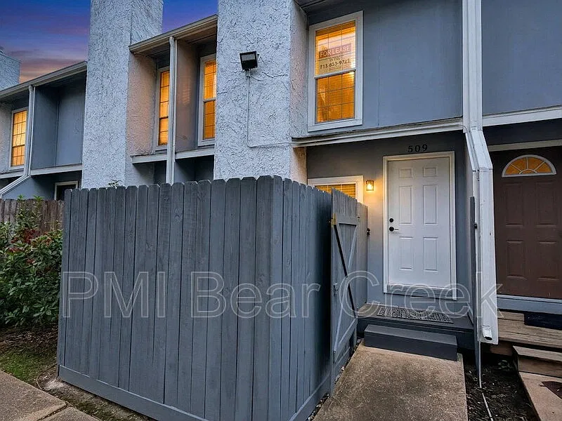 1 bed, 1.5 bath, 730 sqft, $900 — Photo 3