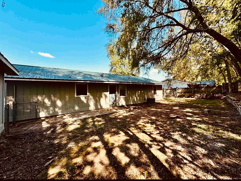 220 Long Beach Dr — Photo 3
