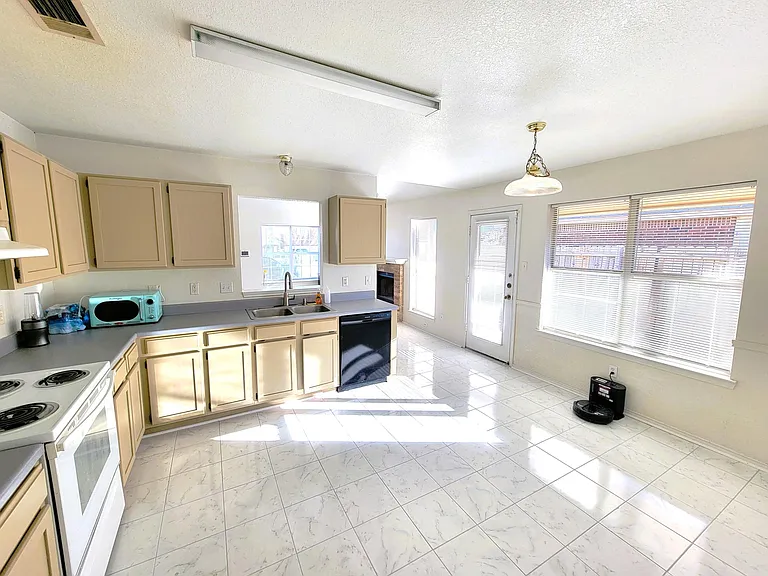 2303 Rainforest Ln — Photo 8