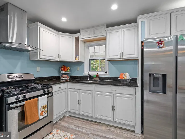 121 N Huron Dr — Photo 2