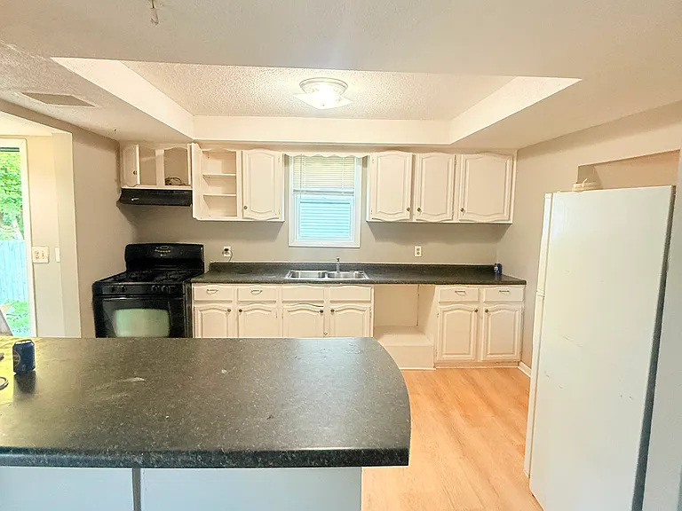 2130 Queen Ave N — Photo 14