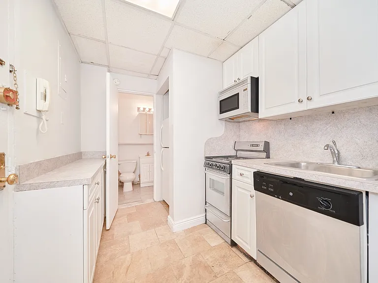 331 W 43rd St #5A — Photo 4