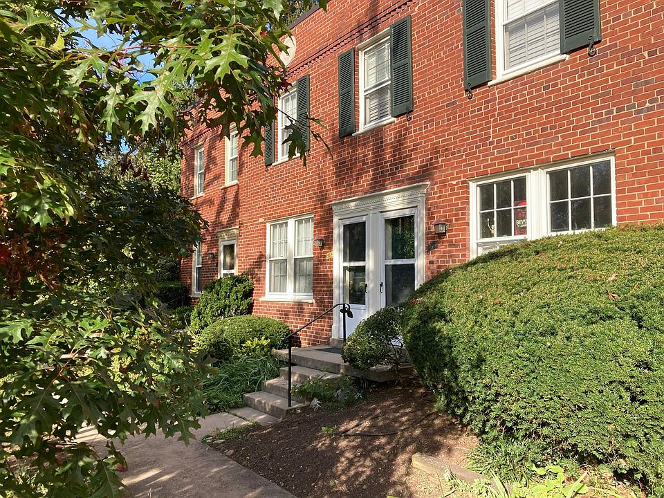 Two level townhouse convenient to public transportation.