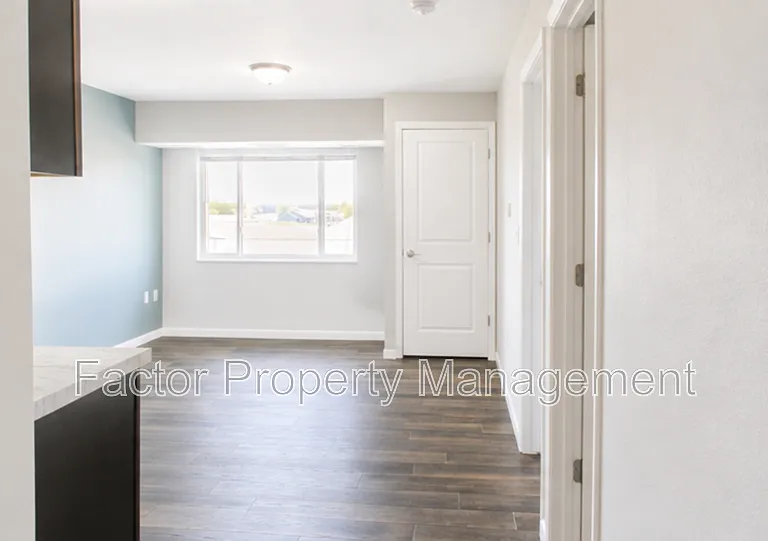 561 Elk St S — Photo 16