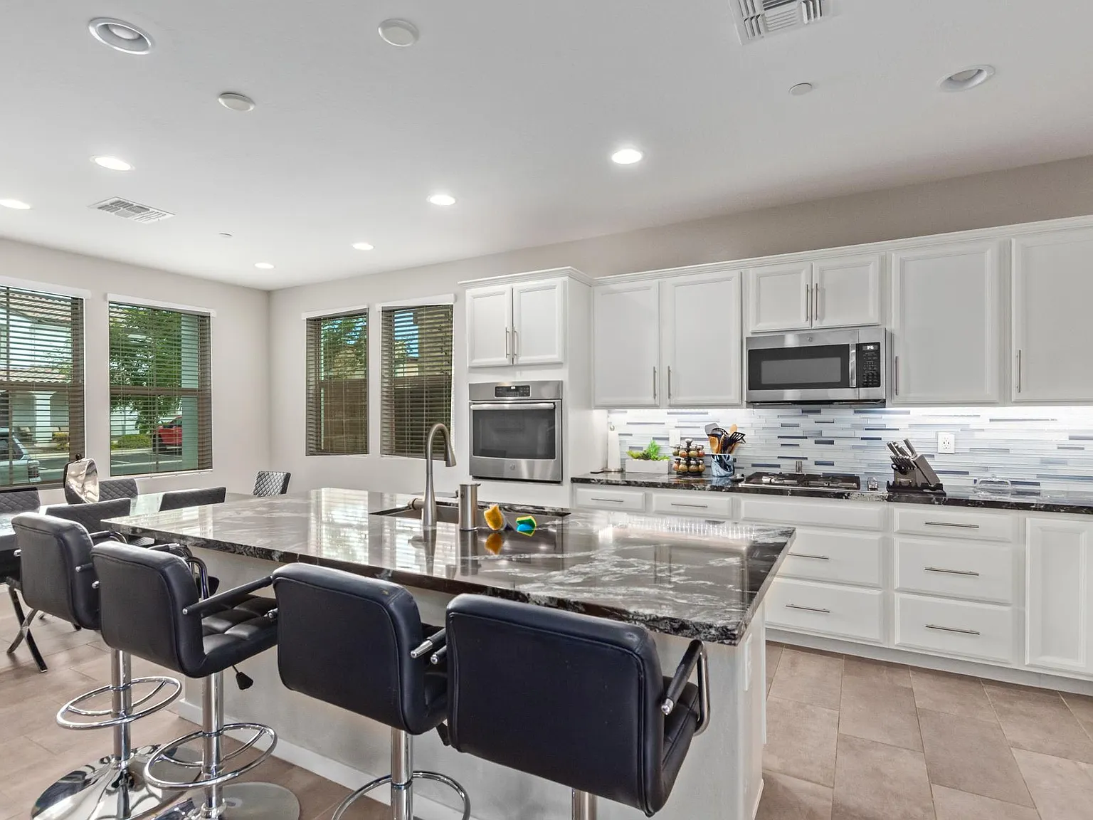 4 bed, 3.5 bath, 2084 sqft, $4,500 — Photo 3