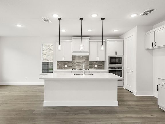 5th image of 1112 Amaryllis Ln