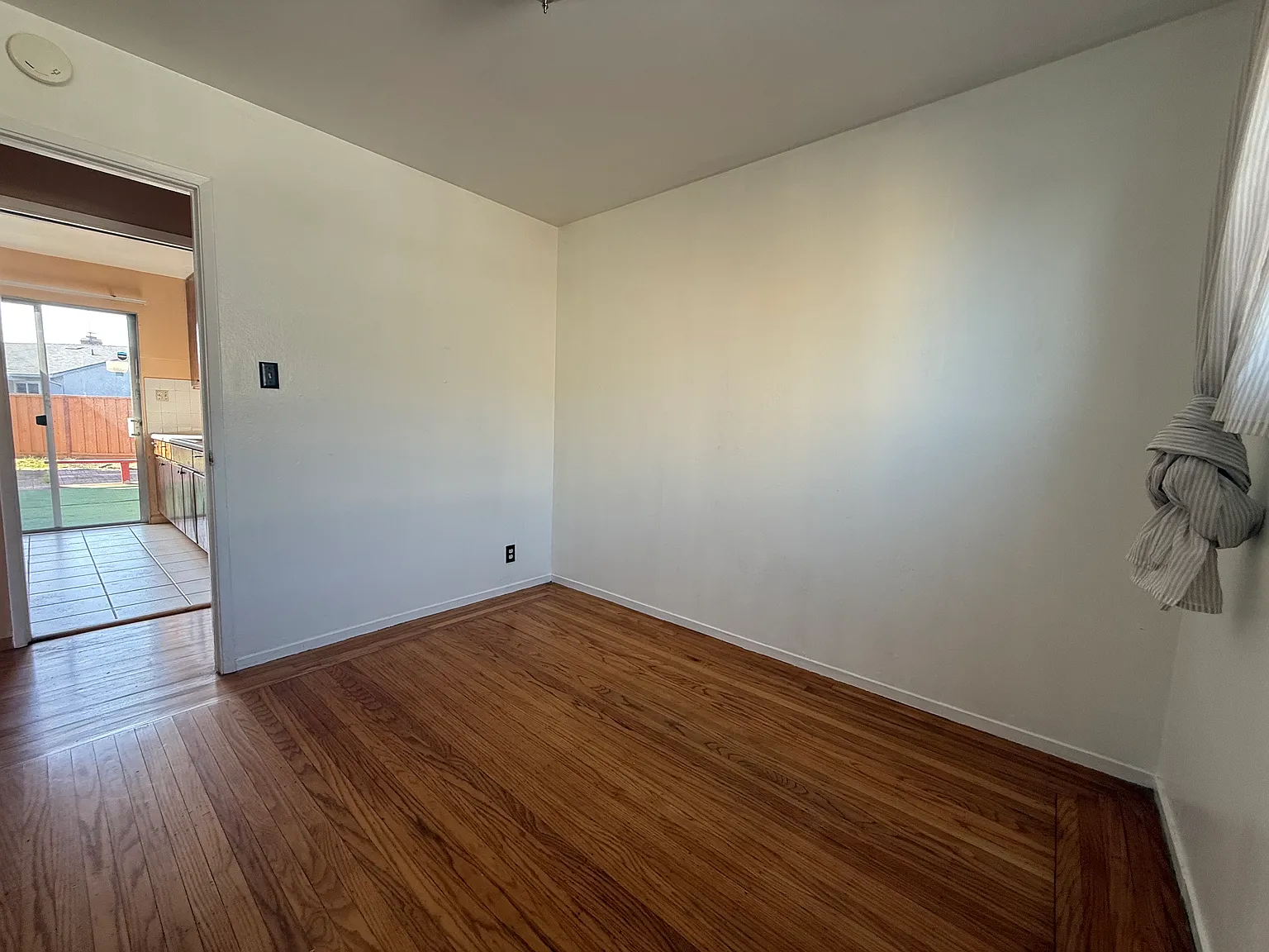 3 bed, 1.5 bath, 1078 sqft, $3,400 — Photo 2