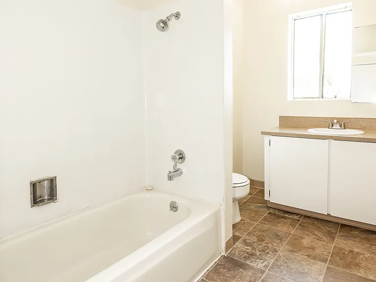 Grandview Apartments — Photo 39