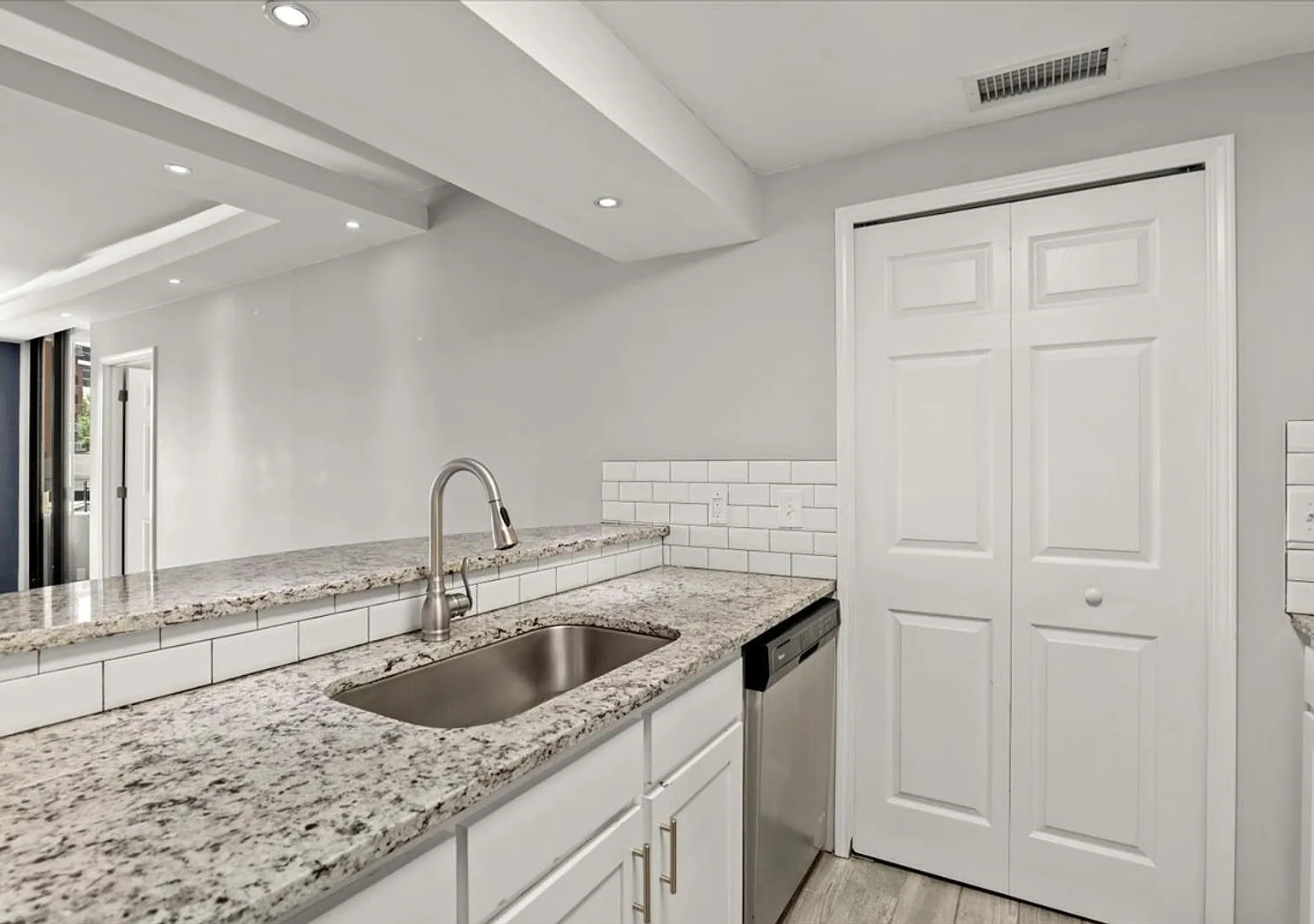 2bd/2bth in sought after Grandview Condominiums in the heart of Buckhead! — Photo 3