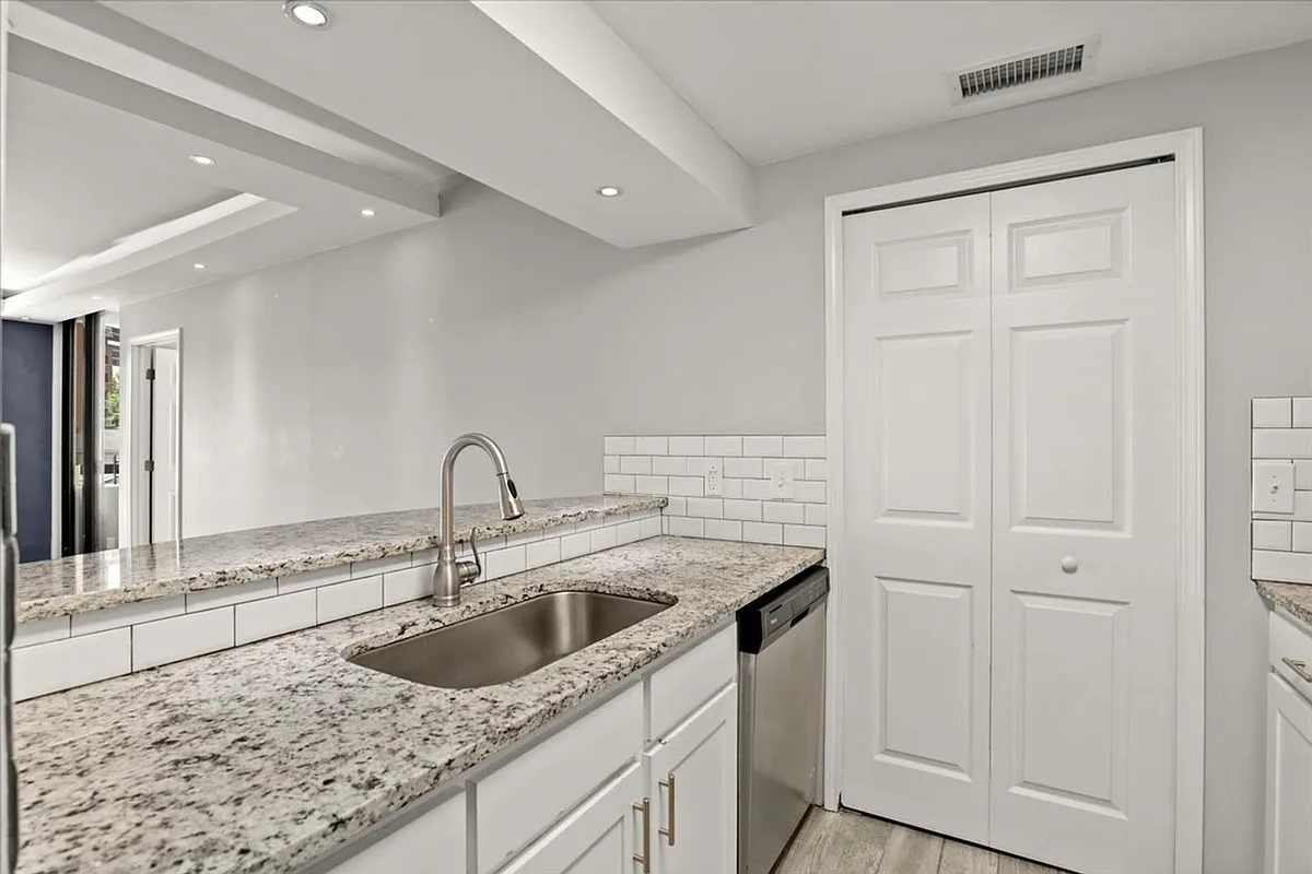 Building Photo - 3481 Lakeside Dr NE #1007