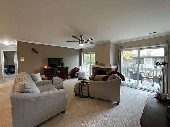 4th image of 2S424 Emerald Green Dr #H