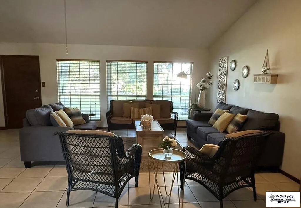 3 bed, 2.0 bath, 1976 sqft, $2,800 — Photo 3