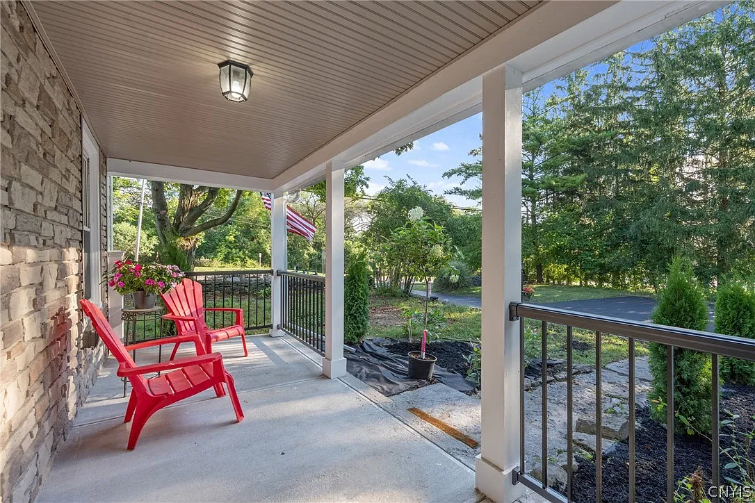 4 bed, 2.0 bath, 2331 sqft, $2,850 — Photo 3