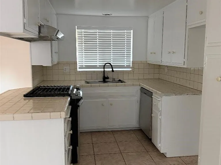 10959 Collett Ave — Photo 3